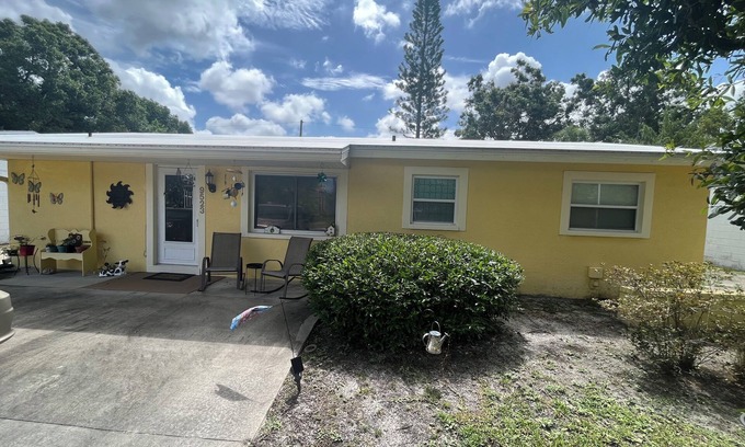 Seminole House | Charming 2-bedroom house in awesome Seminole close to shopping and beaches