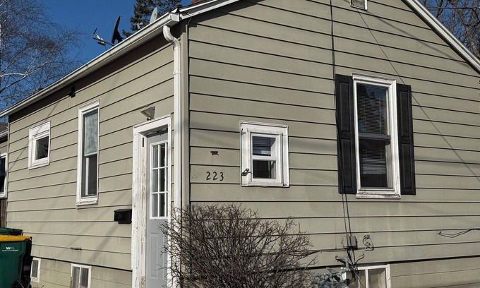 Sycamore House | Charming 2-bedroom house with WiFi, AC in adorable Sycamore