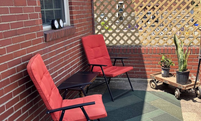 Crafton House | Charming 2-bedroom house in Crafton with WiFi and central air