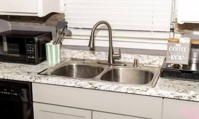 Detroit House | Charming 2-bedroom house in marvelous Detroit with WiFi, AC