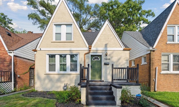 Detroit House | Charming 2-bedroom house in awesome Detroit with WiFi, AC