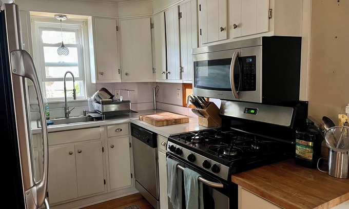 Peabody House | Charming 2-bedroom house with WiFi, AC in lovely Peabody