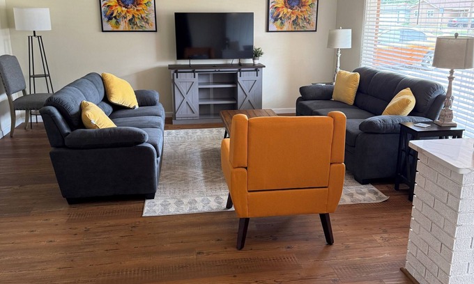 Clovis House | Charming 2-bedroom house in serene Clovis with WiFi, AC, newly renovated.