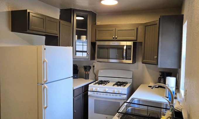 Olney House | Charming 2-bedroom house in Olney with AC and WiFi