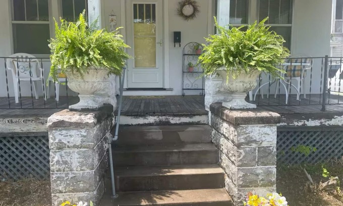 Quincy House | Charming 2-bedroom house with WiFi, AC in Quincy. Close to all amenities