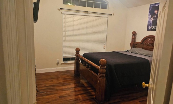 Barker House | Charming 2-bedroom house with WiFi and AC in Katy