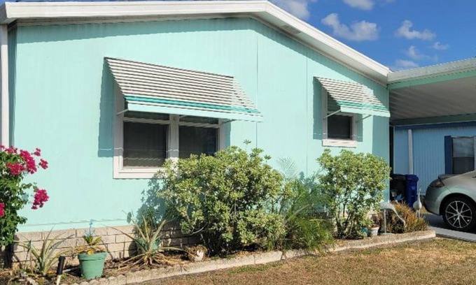 Lakeland House | Charming 2-bedroom mobile home with AC, WiFi in the Premiere & Peaceful Lakeland