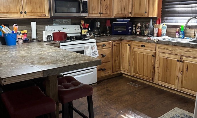 Cookson House | Charming 2-bedroom mobile home with AC, WiFi at serene Lake Tenkiller!