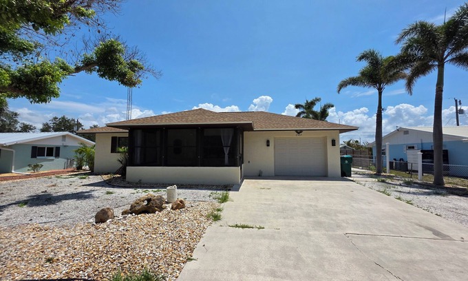 Englewood South House | Charming 2-bedroom pool house with WiFi in lovely Englewood, close to the beach.
