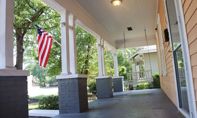 Columbus House | Charming 2-bedroom Retreat in Midtown Columbus with AC, WiFi