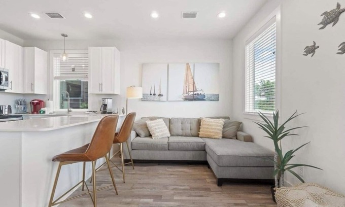 Downtown House | Charming 2-bedroom townhome with AC and WiFi in Pensacola