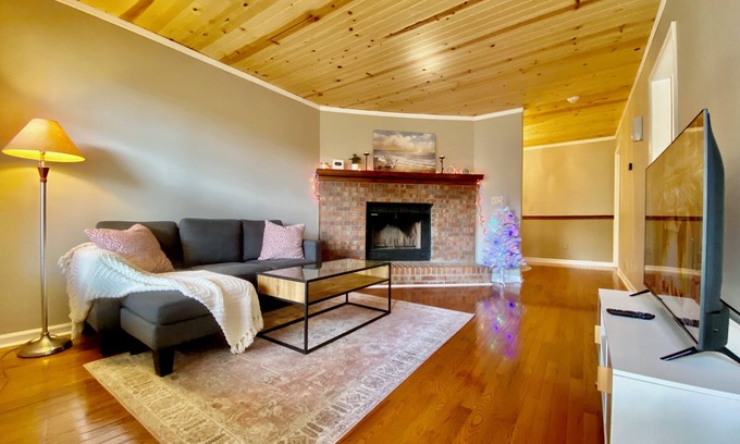 Town Center House | Charming 2-bedroom Townhouse in Kennesaw with Single Floor Layout