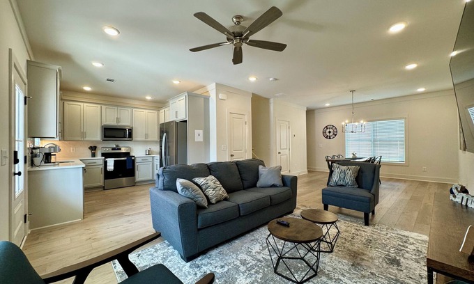 Auburn House | Charming 2-bedroom townhome with AC, WiFi in delightful Auburn