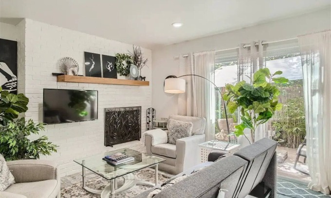 Brentwood Condo | Charming 2-bedroom Townhome Near UT Campus/Rosedale