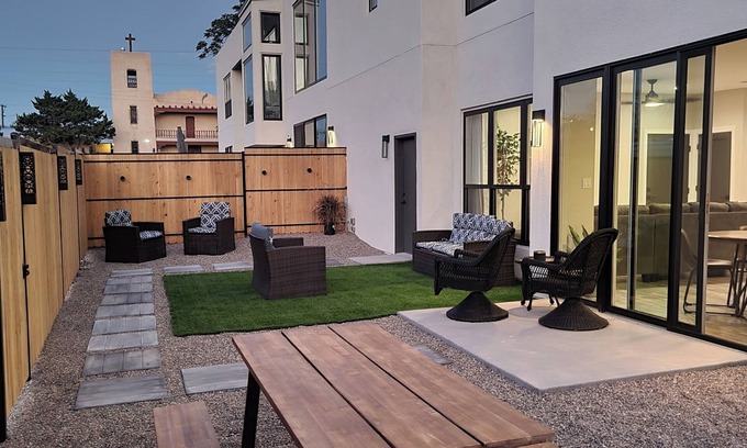 South Broadway House | Charming 2-bedroom townhome in wonderful Downtown Albuquerque with Wi-Fi, AC,