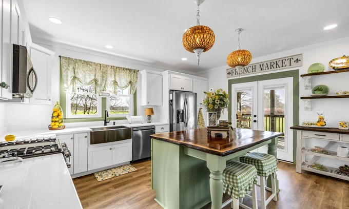 Barnesville Other | Charming 2-bedroom farmhouse in wonderful Barnesville with WiFi, AC