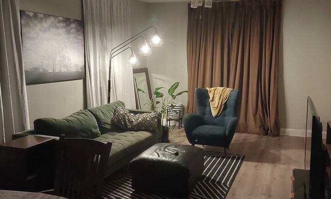 Elliot Park Apartment | Charming 2-bedroom apartment with AC, WiFi in brilliant Minneapolis