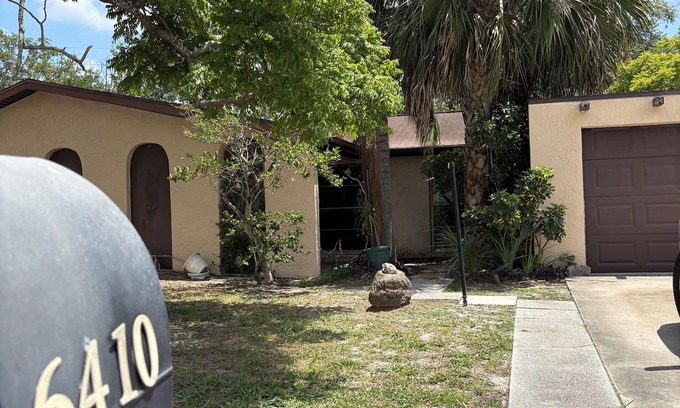 Port Richey House | Charming 2-bedroom house in wonderful Port Richey with WiFi, AC and food voucher