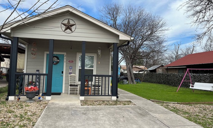 West San Antonio Cottage | Charming 2-bedroom Cottage close to Lackland AFB, Seaworld, Alamo Downtown SA