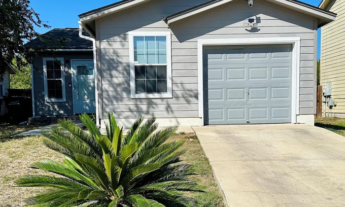 West San Antonio House | Charming 2-bedroom house in San Antonio close to Lackland AFB & Hospitals