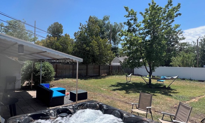 Sugar House House | Charming 2-bedroom house with WiFi, a hot tub and 30 min away from adventure.