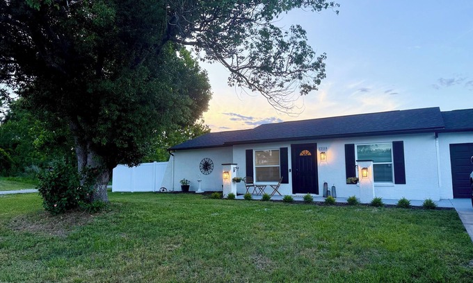 Spring Hill House | Charming 2-bedroom house with AC, WiFi in quaint Spring Hill
