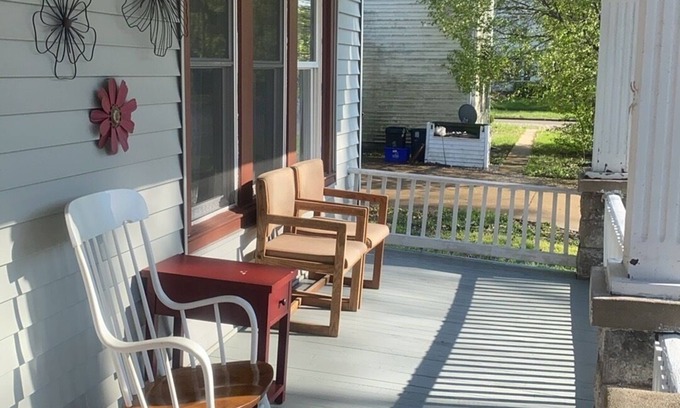 Springfield House | Charming 2-bedroom house with WiFi, AC in awesome Springfield