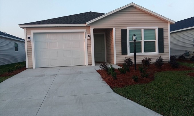 Okahumpka Villa | Charming 2-bedroom villa in brilliant The Villages with WiFi, AC