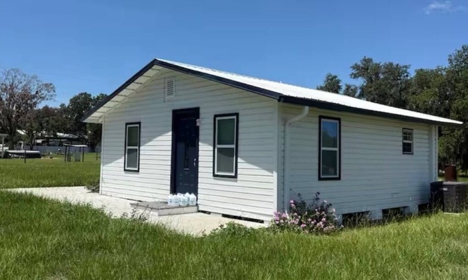 Thonotosassa House | Charming 2-bedroom white house in tranquil Thonotosassa with AC