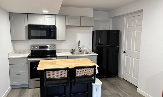 Sterling Hills Bed & Breakfast | Charming 2-bedroom with WiFi and AC in Aurora