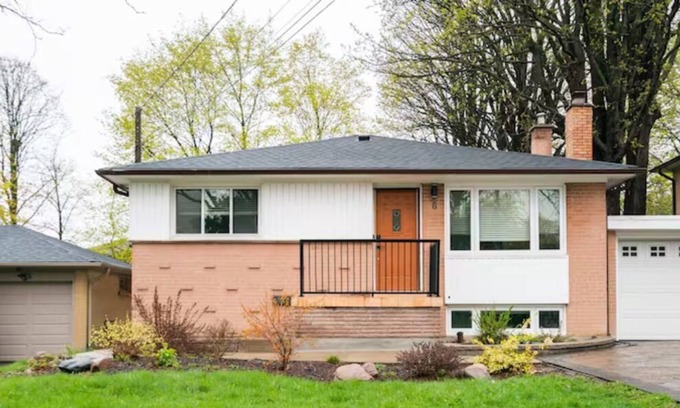 North York House | Charming 2-BR Apt | Private Entry | Self Check-in | Parking | 15min→Downtown