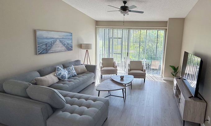 Greater Northdale Condo | Charming 2 BR condo with golf course views in North Tampa! Snowbirds welcome!