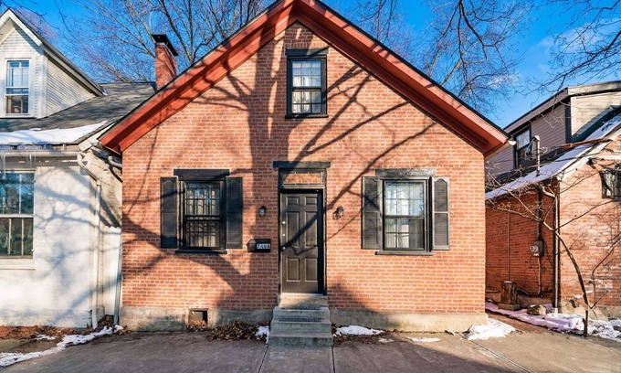 German Village Apartment | Charming 2-story on Historic City Park Ave in German Village. Pet-friendly sleeps 5.