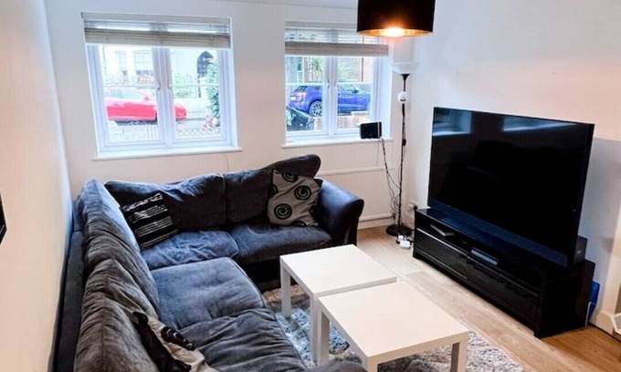 Twickenham Riverside House | Charming 2BD in Twickenham Large Private Garden