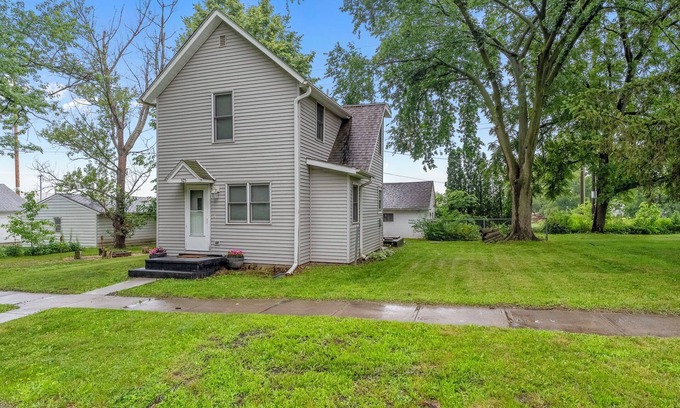 North Liberty House | Charming 2bed, 1.5bath home with fire pit, near trails, dining, and key landmark