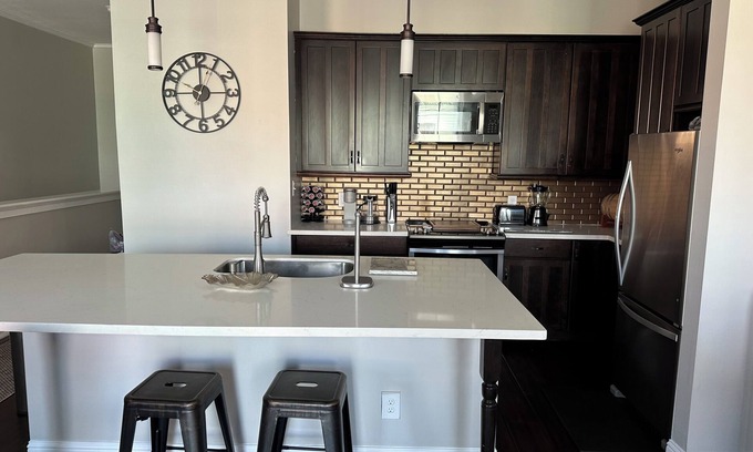Galveston Condo | Charming 2bed, 2bath condo on The Strand, Galveston with WiFi, AC, garage