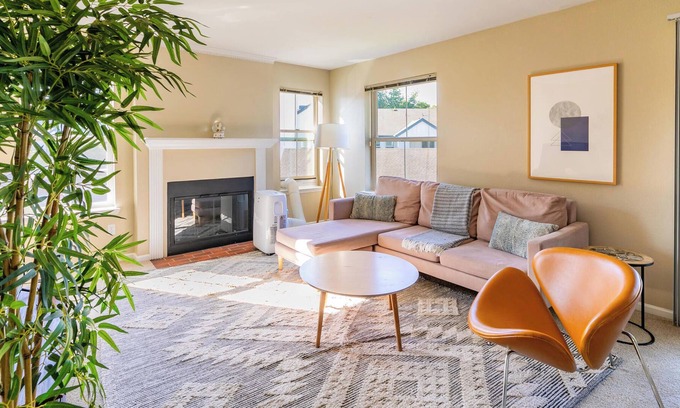 Tanasbourne Apartment | Charming 2BR Apartment in Beaverton w/ Pool + Gym