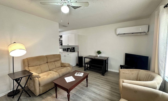Pinellas Park Apartment | Charming 2BR Duplex Unit near St. Pete! Fast Wi-Fi, Pet Friendly!
