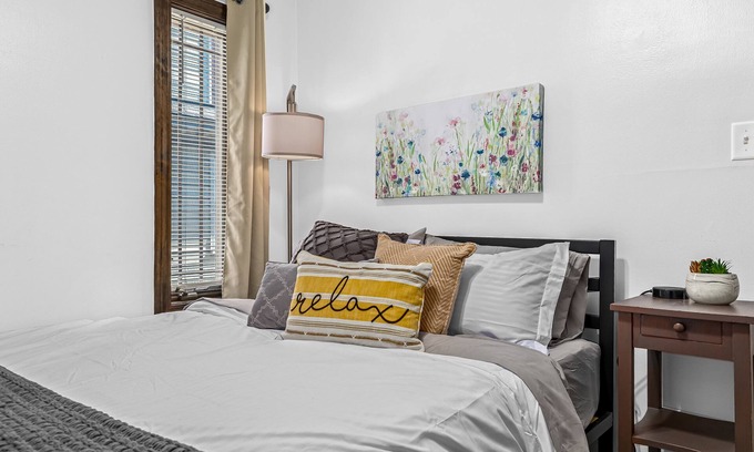 Royal Oak Apartment | Charming 2BR Flat | Walk to Downtown Royal Oak