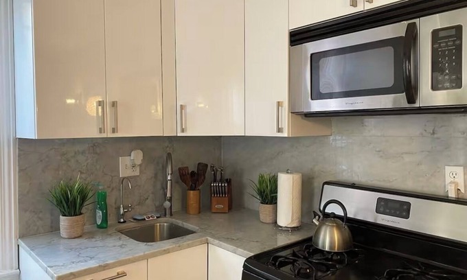 Queens House | Charming 2BR house w AC, WiFi just 5 MIN from LGA and 17 MIN to JKF