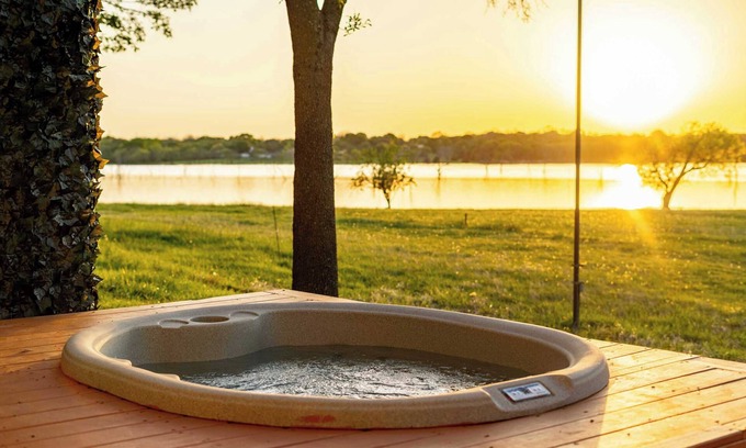 Rowlett House | Charming 2BR Lakeside Guest House