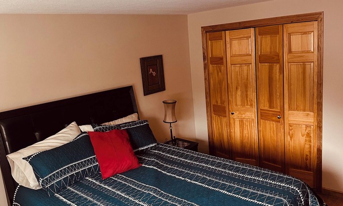 Summit Hill Apartment | Charming 2BR Retreat in Saint Paul’s Premier Neighborhood – Walkable & Serene
