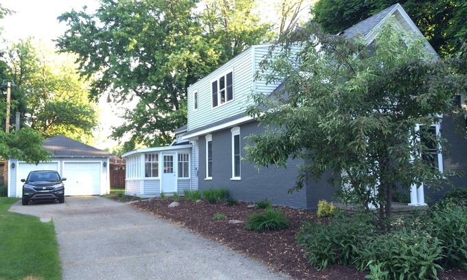 Holland Apartment | Charming 2BR upper unit on a quiet street 1.2 miles from downtown Holland!