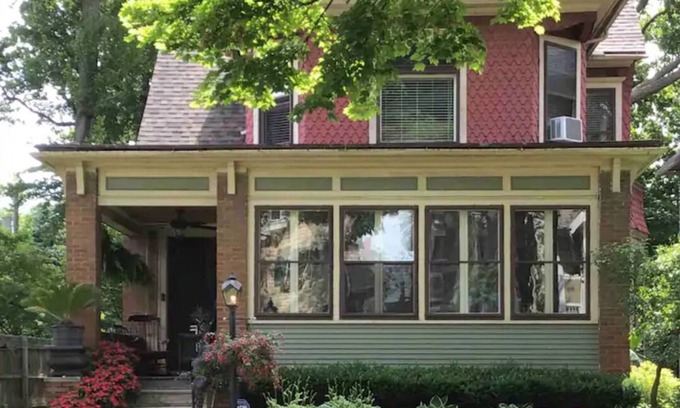 Downtown Toledo House | Charming 2nd floor unit in historic district