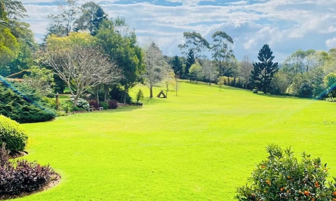 North Tamborine Ski Chalet | Charming 3-bedroom Chalet in the heart of superb Tamborine Mountain