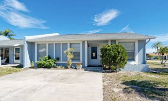 South Bradenton Villa | Charming 3 bd 2 ba villa in cool Bradenton. WiFi AC laundry lanai community pool