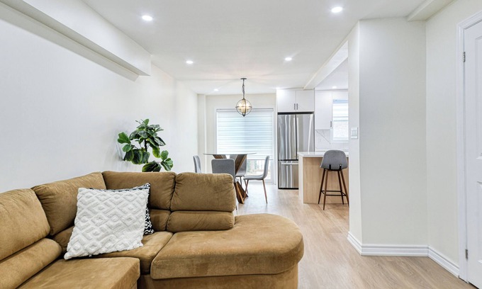 Upper Beaches House | Charming 3 bed 2.5 bath House. 10 mins to beach and 15 mins to downtown Toronto