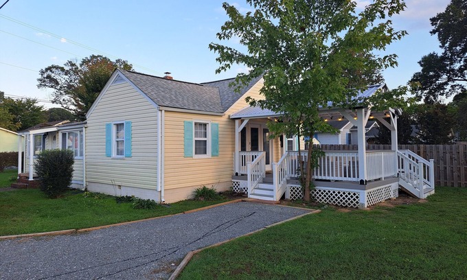 Colonial Beach Cottage | Charming 3 bed cottage in Colonial Beach; steps to beach, dining, and breweries