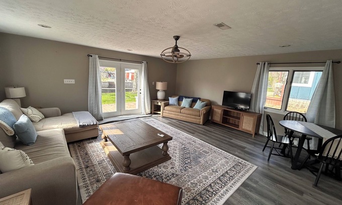 Monticello Cottage | Charming 3-bed cottage with AC, WiFi in Monticello. Lake access and boat lift.