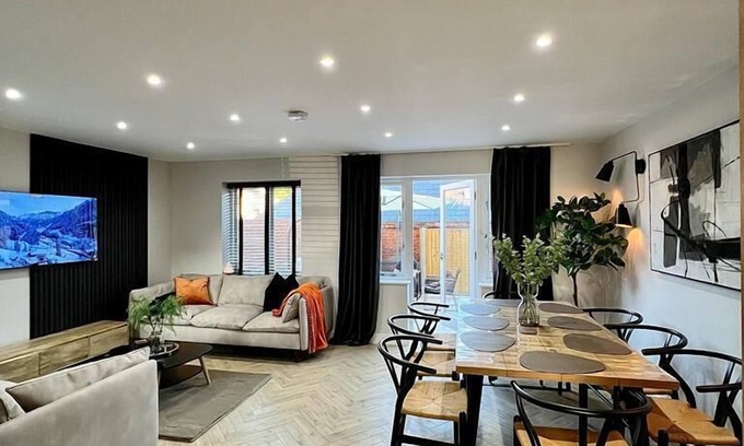 Canterbury House | Charming 3-Bed House with 1 Parking space
